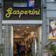 Tra i due esercizi commerciali c�� un�altra istituzione della strada: la Gelateria Gasperini, tra le pi� antiche di Bari, aperta dal 1936 e punto di riferimento per i baresi pi� golosi